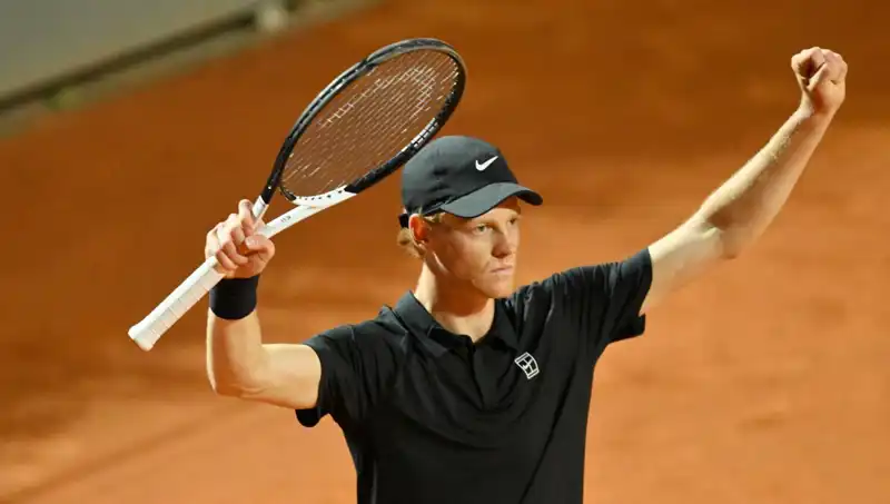 Wimbledon 2023'te Yarı Final Savaşları: Favoriler ve Sürpriz İsimler