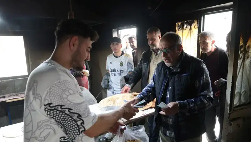 7 Kilometre Yol Kat Eden Ekmekseverler: Saat 15.00'de Yoğunluğun Sebebi Ne?