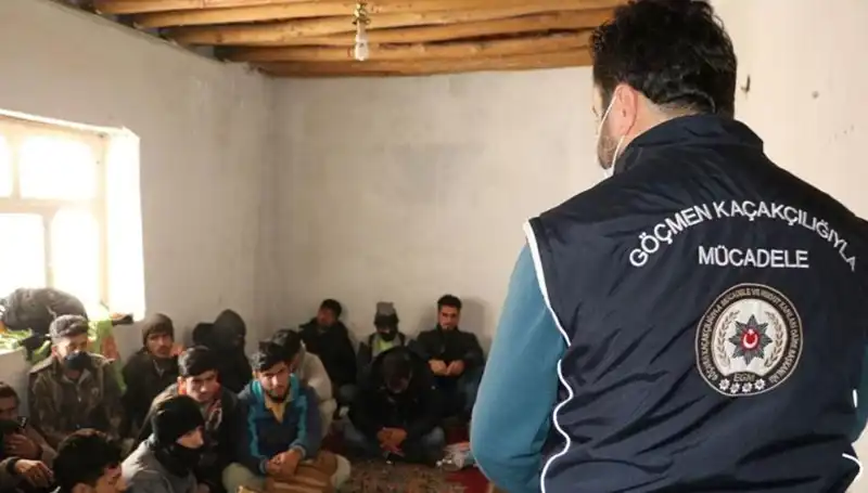 Edirne ve Kırklareli’nde Düzensiz Göçmen Operasyonu: 17 Yakalandı!