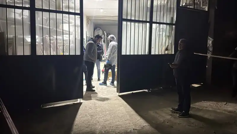 İş Yerinde Korkunç Cinayet: Üzerini Battaniye ile Örtmüşler!