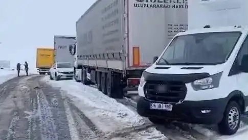 Kars-Ardahan Karayolunda Yağış ve Buzlanma: TIR'lar Yolda Mahsur Kaldı