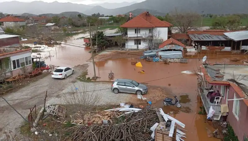 Burdur'da Şiddetli Yağışlar Zarara Neden Oldu: Evler ve Ahırlar Sular Altında Kaldı