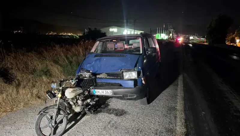 Sokaklarda Tehlike: Minibüs Motosiklete Çarptı, Üç Kişi Yaralandı