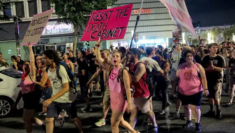Tel Aviv'de On Binlerce İnsan Netanyahu'ya Karşı Sokaklarda!