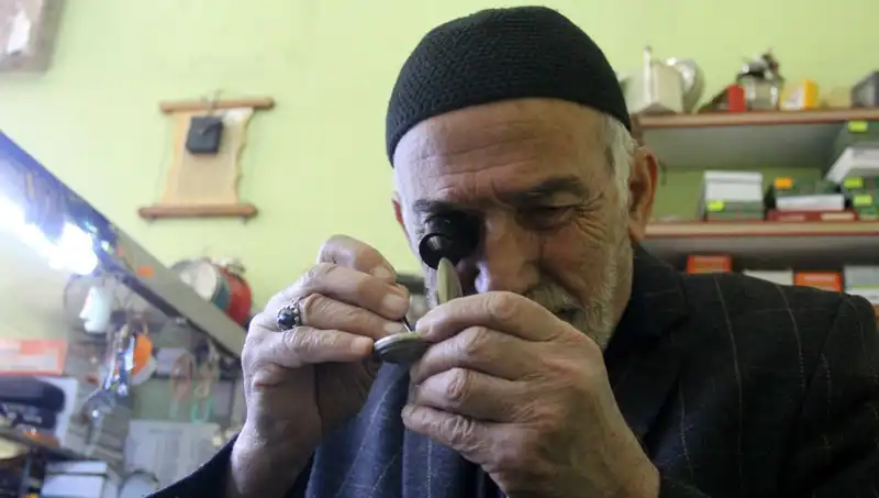 Kinik’te 58 Yıldır Zamanı Durmaması İçin Çalışan Esnafın Hikayesi