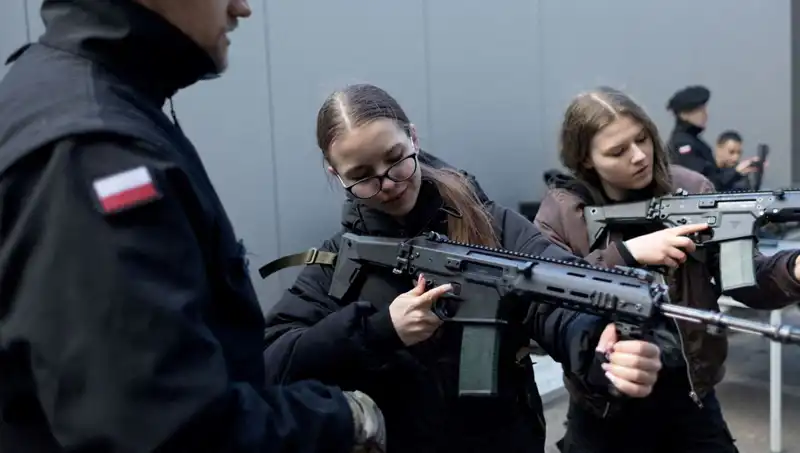 Polonya’nın Zorlu Süreci: Siviller Askeri Eğitime Başladı