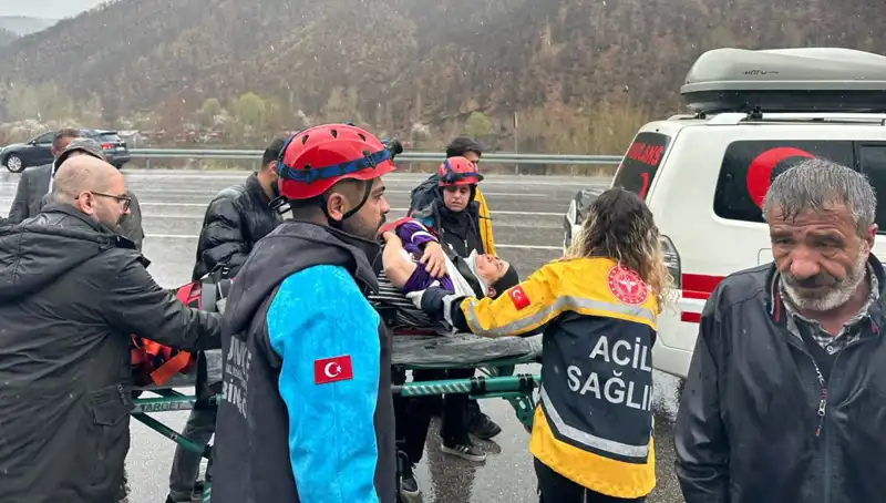 Otomobil İstinat Duvarına Çarptı: Feci Kaza 5 Yaralı!