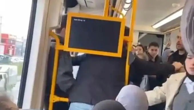: Metroda Skandal! Tekme Tokat Kavga Tüm Yolcuları Şaşkına Çevirdi