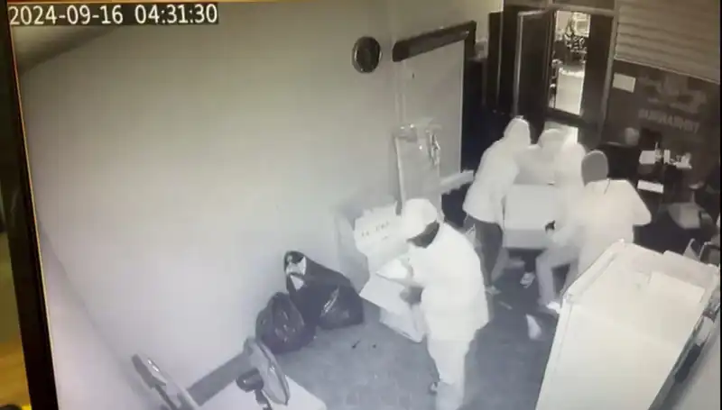 Hırsızlar Kasa Açılmayınca İnanılmaz Yöntemle Soymayı Denedi