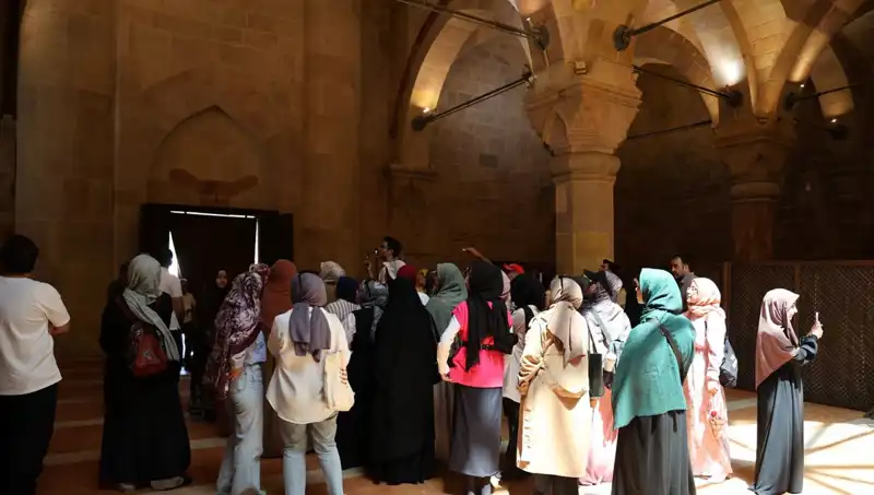 Dünyada Eşi Benzeri Olmayan: Dille İlgili Kısıtlılıklar ve Kalem Kırıklıkları