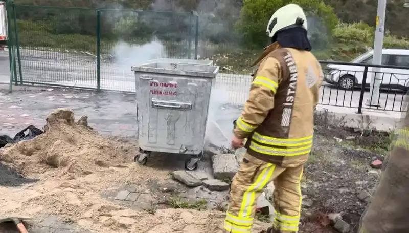 Başakşehir'de Çöp Konteynerinden Yükselen Dumanlar Panik Yarattı!