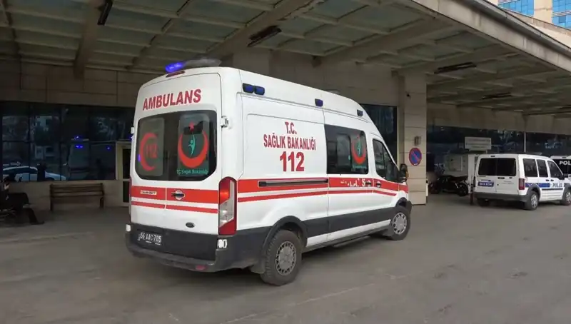 Kinikli Kadın, Birlikte Yaşadığı Adamı Bıçaklayarak Olay Yerinden Kaçtı