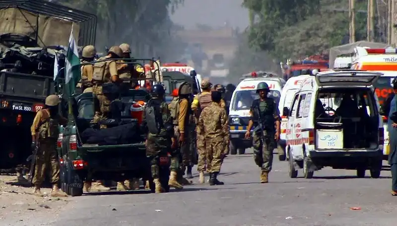 Pakistan'da Bombalı Saldırı: Güvenlik Görevlileri Hedef Alındı
