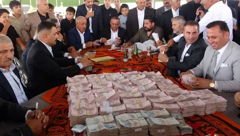 Aşiret Düğününde Dikkat Çeken Takı Töreni: 1,5 Kilo Altın ve 7,5 Milyon TL