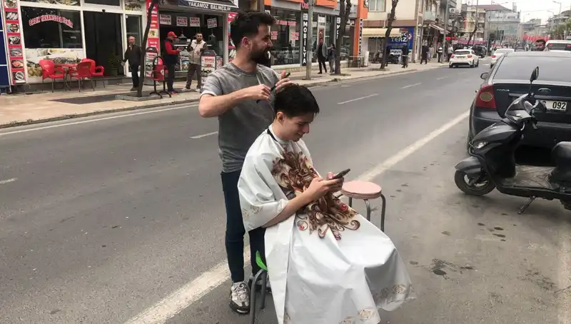 Deprem Sebebiyle Yarım Kalan Tıraşını Sokakta Tamamlayan Adamın Hikayesi