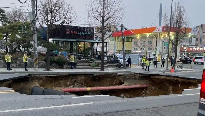 Güney Kore’de Motosikletin Yuttuğu Dehşet Verici Çukur: Olayın Ardındaki Gerçekler