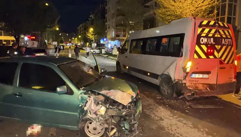 Kınık’ta Korkutan Kaza: Servis Minibüsüne Otomobil Çarptı, 6 Yaralı Var!