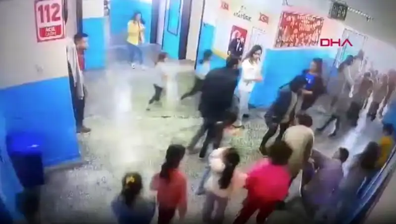 Okulun Kahramanı: Bayılan Öğrenciyi Müdür Yardımcısı Kurtardı