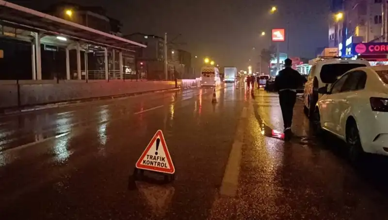Bursa'da Kaza Sonrası Güvenlik Önlemi Alan Polise Kamyonet Çarptı
