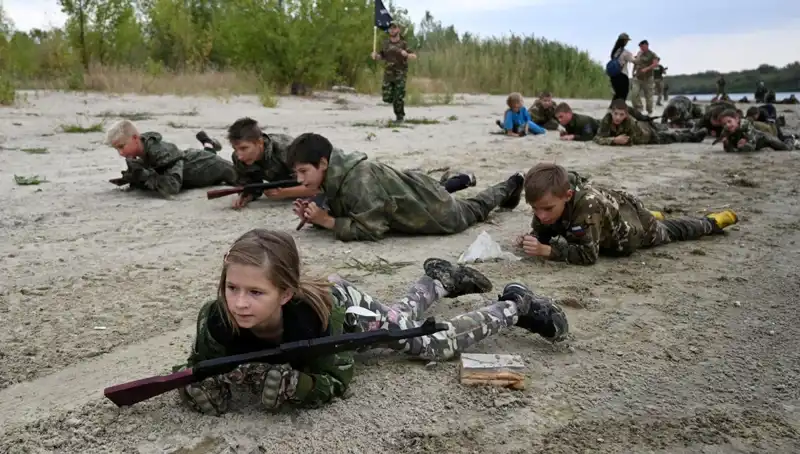 8 Yaşındaki Çocuklar Rusya'da Askeri Eğitim Alıyor: Savaşın Gölgesindeki Destan