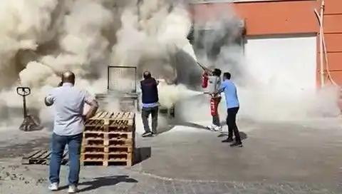AVM Deposunda Yangın Paniği: Alışveriş Merkezi Acil Durumla Karşılaştı