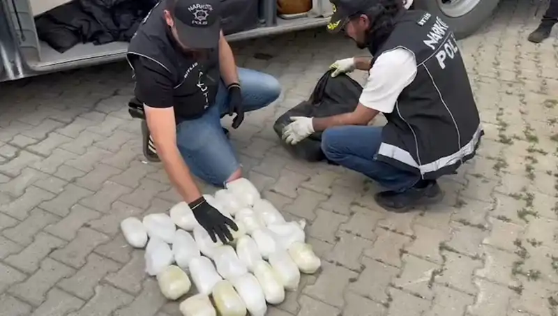 Yolcunun Valizinden Çıkan 13 Kilo Metamfetamin İle Şok Gelişme!