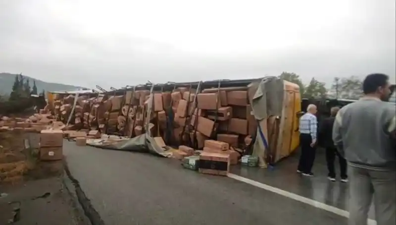 TEM Otoyolu’nda TIR Devrildi: Ankara Yolu Trafiğe Kapandı