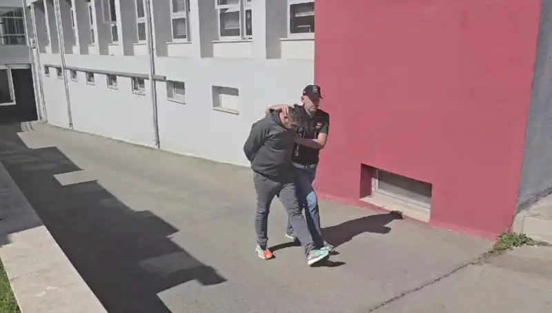 İzmir’de Uyuşturucu Hammaddeyle Yakalanan Şahıs Büyük Şok Yarattı