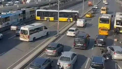İETT Otobüsü, Kazada İki Araca Çarparak Traffikte Kaos Yarattı