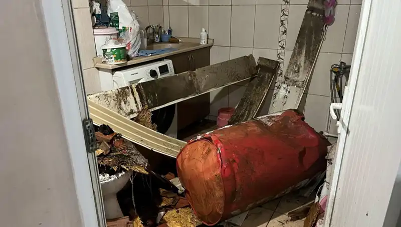 Ege’de Fırtına Alarmı: Ağaçlar Devrildi, Cadde ve Sokaklar Beyaz Güce Büründü