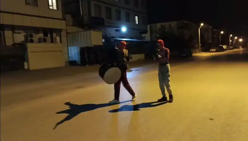 Erzincan Sokaklarında Sahur Geleneği: "Örümcek Adamlar" Geceye Renk Katıyor