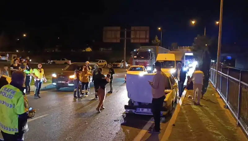 Otoyolda Kuralsız Geri Dönüş Kaza Yaptı: İkisi Çocuk Dört Yaralı