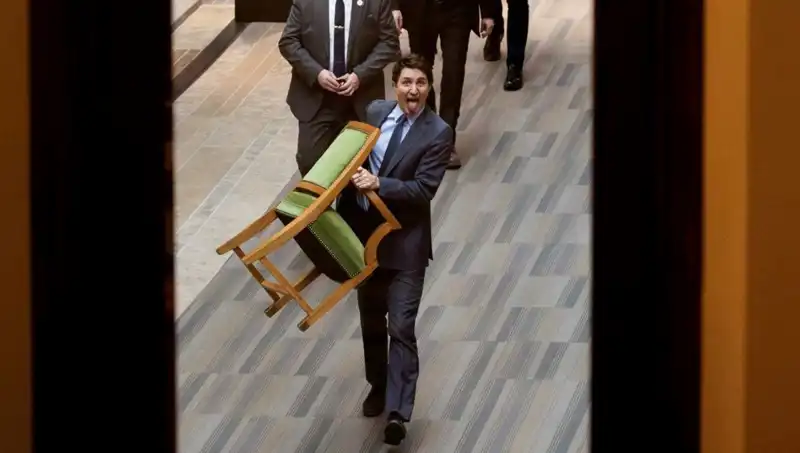 Trudeau, Sandalyeyi de Alarak Giderken Halkın Tepkisi Büyüyor