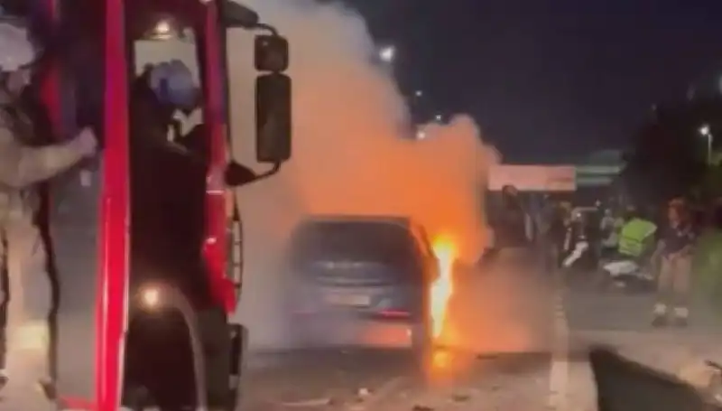 Otoyolda Bariyerlere Çarpan Araçta Korkunç Yangın: Sürücü Hayatta Kaldı mı?