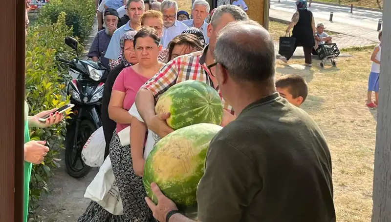 Kınık’ta Hasat Zamanı: Tarladan Ücretsiz Sebze Dağıtımı Başladı