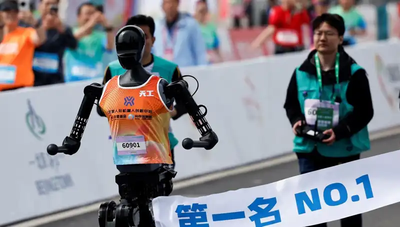 Çinli Robotlar İlk Kez İnsanlarla Maraton Koştu: Yapay Zeka Rekabeti Başladı