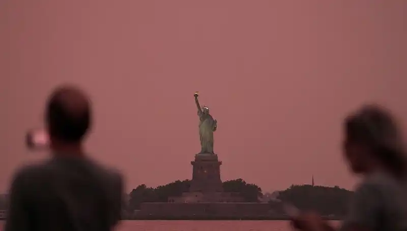 Kanada Yangınlarının Dumanı New York’ta Sıradışı Manzaralar Oluşturdu