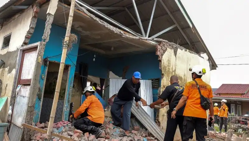 Endonezya'da Şiddetli Deprem: 5.7 Büyüklüğünde Sarsıntı, 8 Ev Yıkıldı