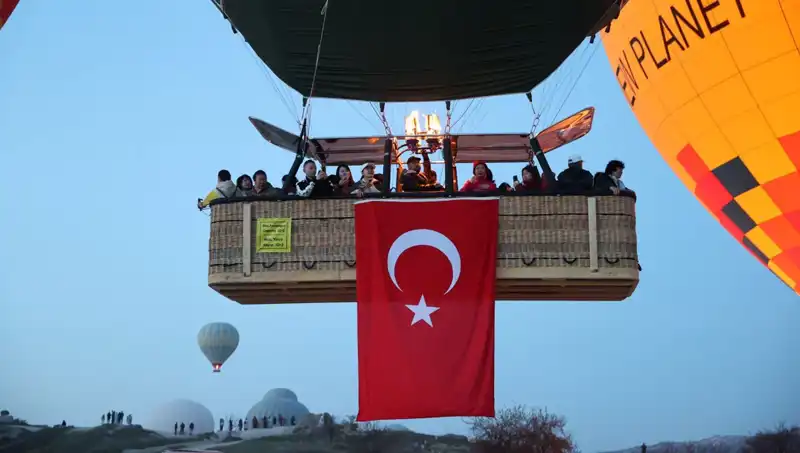 Kapadokya'nın Gökyüzü 23 Nisan'da Türk Bayraklarıyla Şenlendi