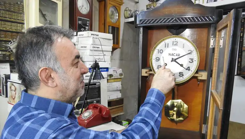 Tarihi Saatlerin Tamircisi: 10 Metrekarede Zamanı Yeniden Yaşatıyor