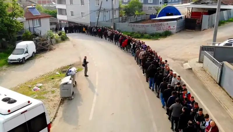 Bursa'nın O Mahallesinde Bayram Coşkusu: 1 Kilometrelik Kuyruk Oluştu