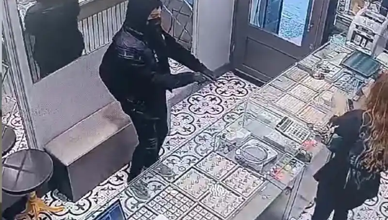 Kinik’te Soygun Girişimi: Hırsızlar Dolaba Takılarak Yakalandı!