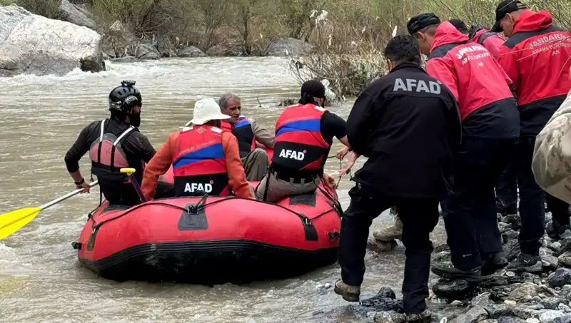 Zap Suyu Kenarında Mahsur Kalan 4 Kişi Dramı: Kurtarma Operasyonu Başarıyla Tamamlandı