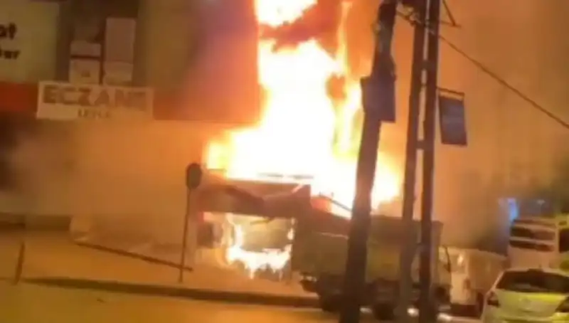 Başakşehir'de Yangın Panik Yarattı: İş Merkezi Alev Alev Yandı