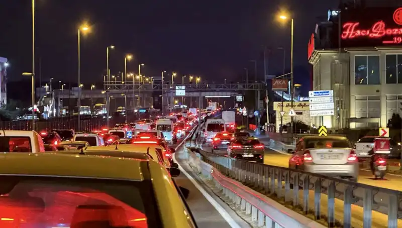 Yenibosna Metrobüs Yaya Üst Geçidinde Heyecan Verici Yenilikler Bekleniyor!