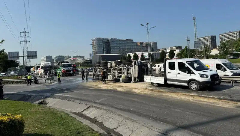 D-100 Yan Yolda Beton Mikserinin Devrilmesi: Faciaya Ramak Kaldı