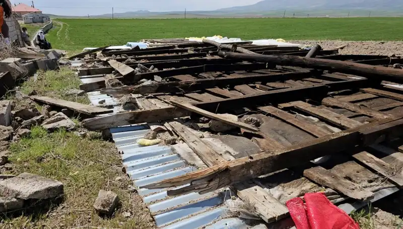 Bitlis’te Şiddetli Fırtına: Çatılar Uçtu, Hayat Durma Noktasına Geldi