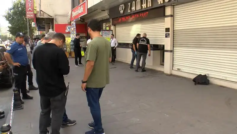 Güpegündüz Cadde Ortasında Kuyumcu Soygunu: Olay Anı Kameralara Yansıdı