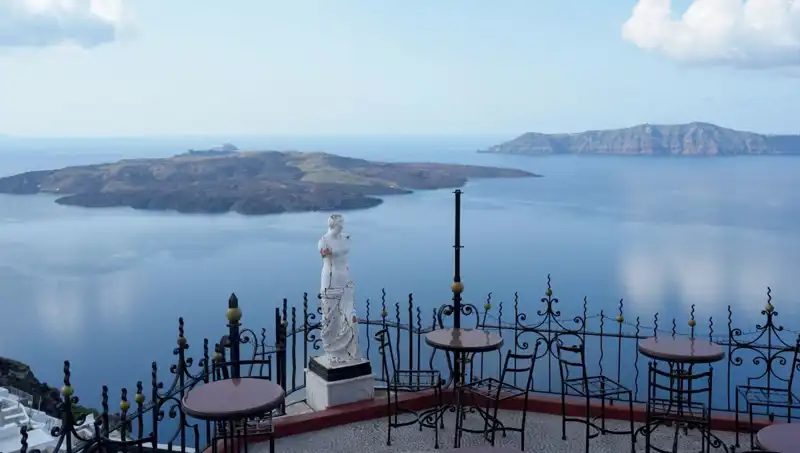 Santorini'de Bekleyiş Sürüyor: Ada Tehlikede mi?