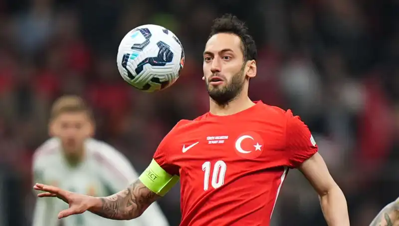 Fenerbahçe'nin Hakan Çalhanoğlu Teklifi: Mourinho'nun Israrı ve Son Gelişmeler